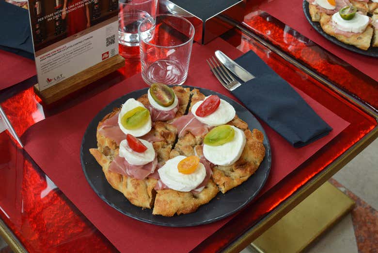 Assaporando una selezione di cicchetti