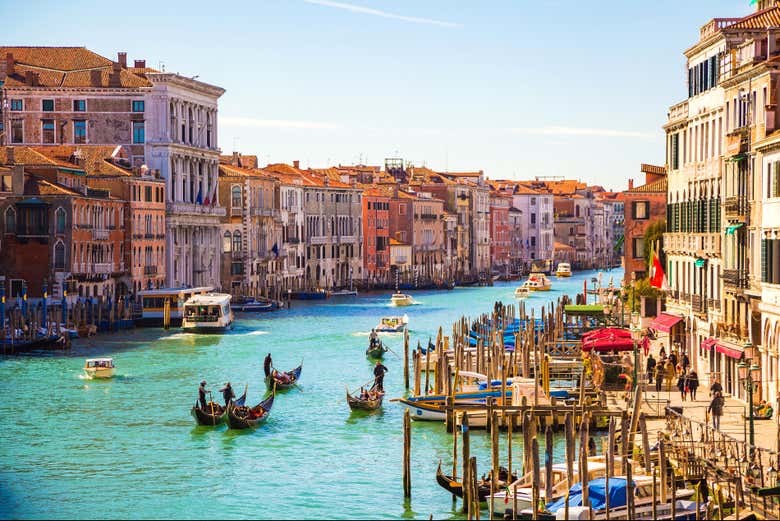 Le gondole solcano le acque dei canali di Venezia