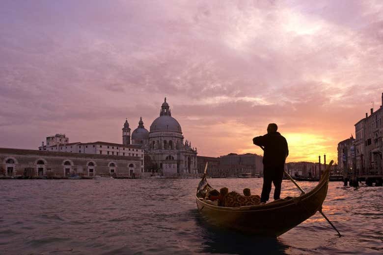 Gondola sul Canal Grande al tramonto