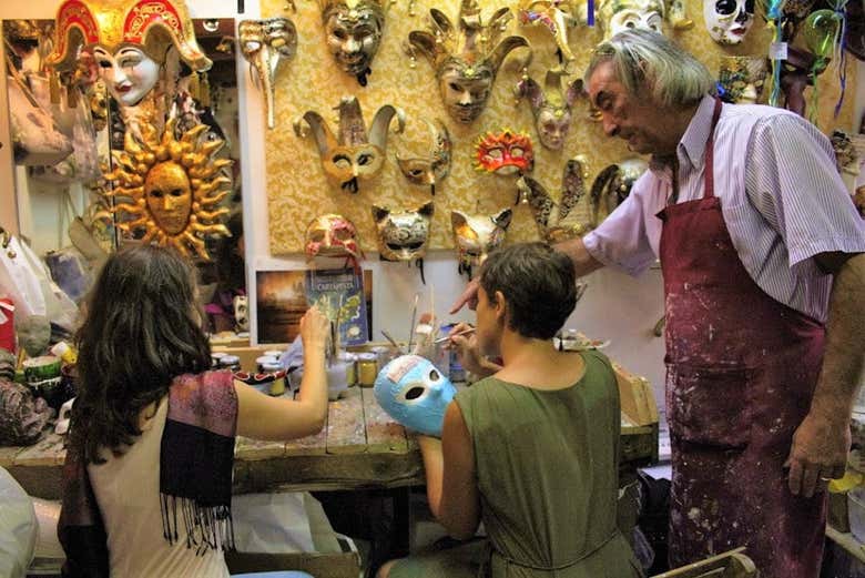 Decorando una maschera veneziana