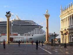 Nave da crociera a Venezia, nei pressi della Piazza San Marco