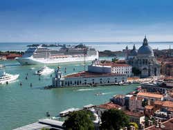 Nave da crociera salpando a Venezia