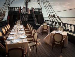 Cena a bordo di un galeone
