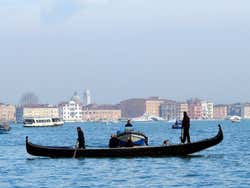 Traghetto attraversando il Canal Grande