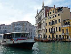 Vaporetto attraversando il Canal Grande