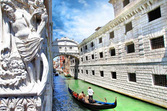 Giro in gondola sui canali e sotto il Ponte dei Sospiri