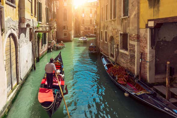 Giro in gondola con serenata a Venezia