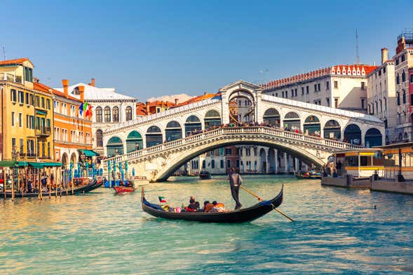 Giro in gondola lungo i canali